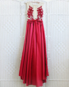 Красное платье с атласной юбкой на выпускной вечер