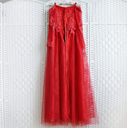 Красное платье с рукавом