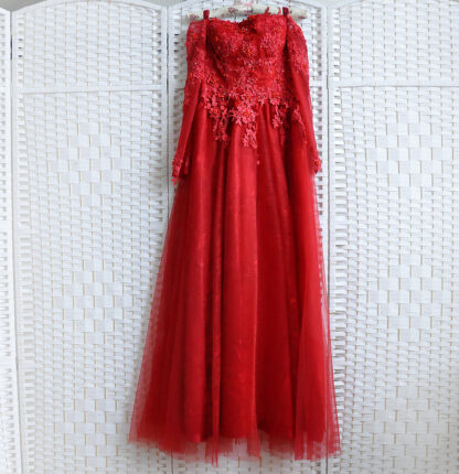 Красное платье с рукавом