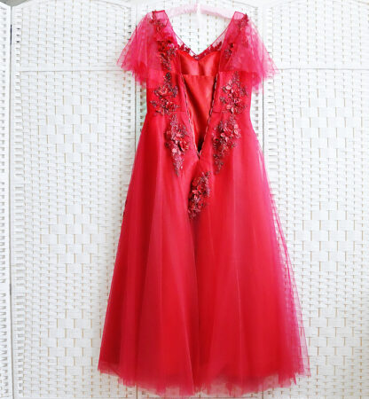 Красное платье в пол с рукавами-крылышками