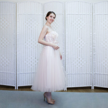 Нежно-розовое платье длины миди на выпускной