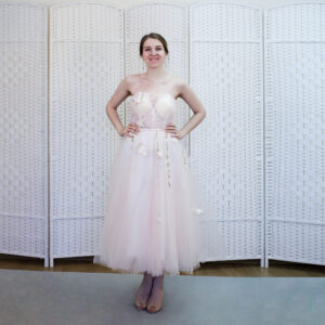Нежно-розовое платье длины миди на выпускной