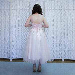 Нежно-розовое платье длины миди на выпускной вечер