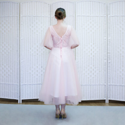 Нежно-розовое платье миди на выпускной вечер
