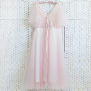 Нежно-розовое платье миди на выпускной вечер