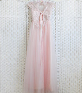 Нежно-розовое платье на выпускной вечер