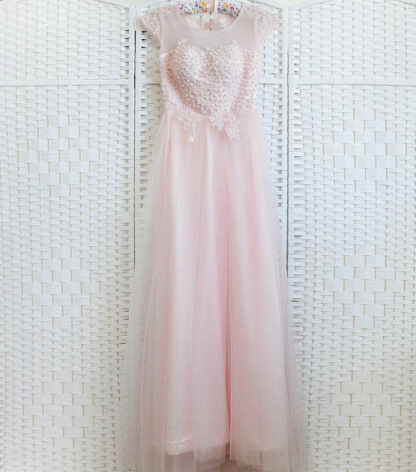 Нежно-розовое платье на выпускной вечер
