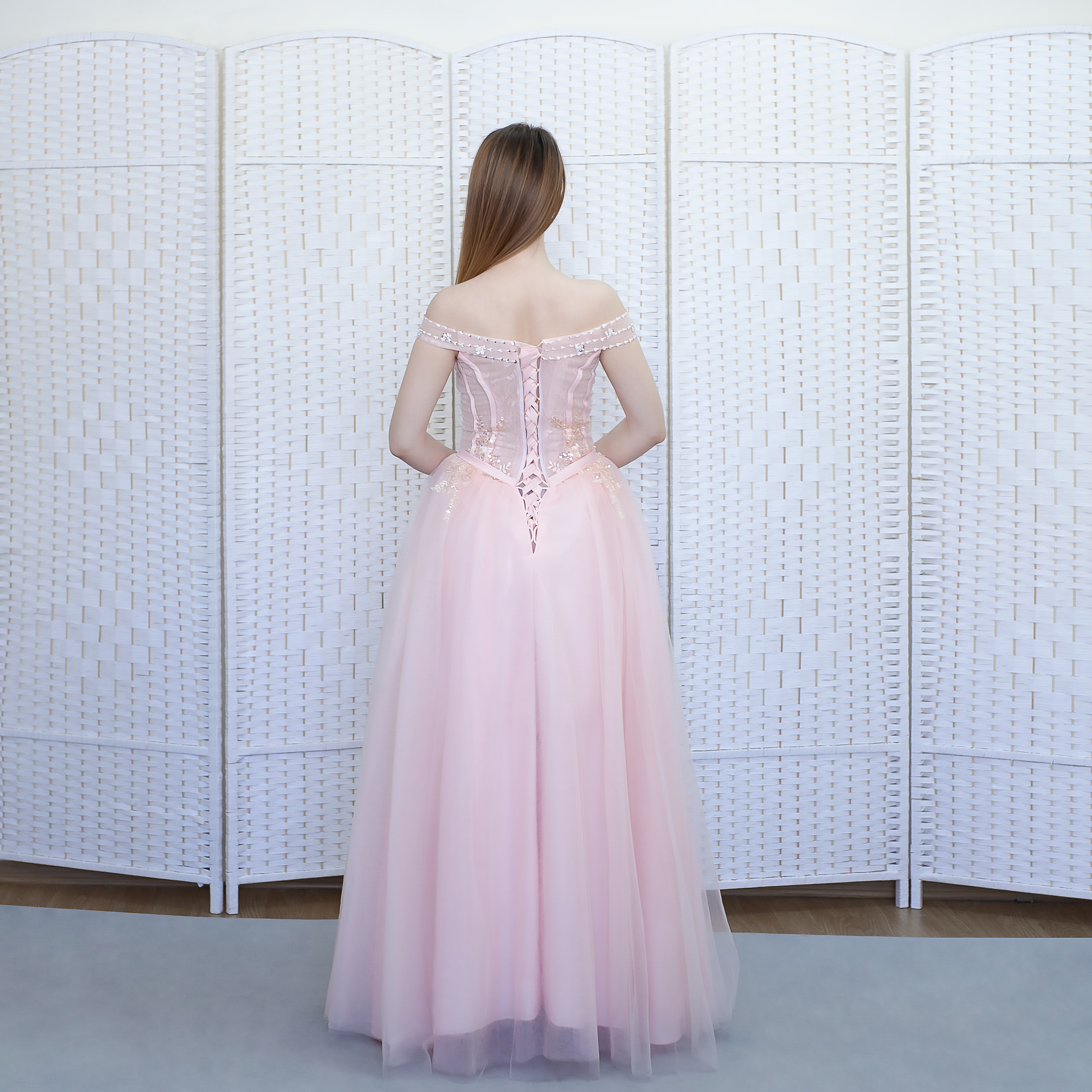 Розовое платье на вешалке