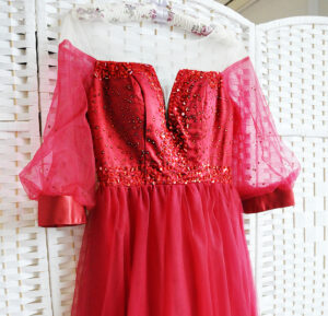Шикарное красное платье с пышным рукавом