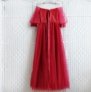 Шикарное красное платье с пышным рукавом