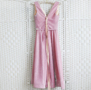 Сверкающее розовое платье длины миди