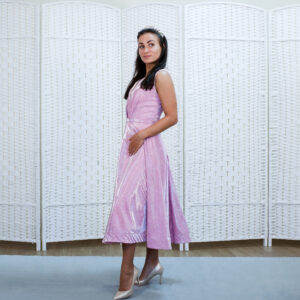 Сверкающее розовое платье длины миди