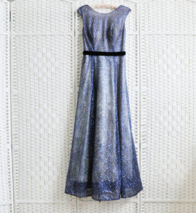 Сверкающее синее платье в пол