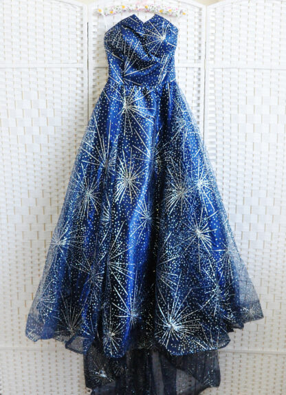 Сверкающее синее платье в пол на выпускной вечер